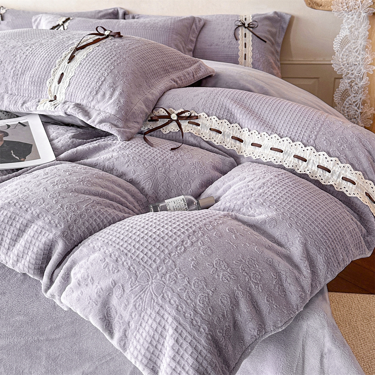 91家纺网 家纺一手货源 找家纺 叠派家纺 2025新款高端雕花公主风蝴蝶结工艺款四件套绿野仙踪系列（直播热款）提供买家秀 绿野仙踪-烟紫