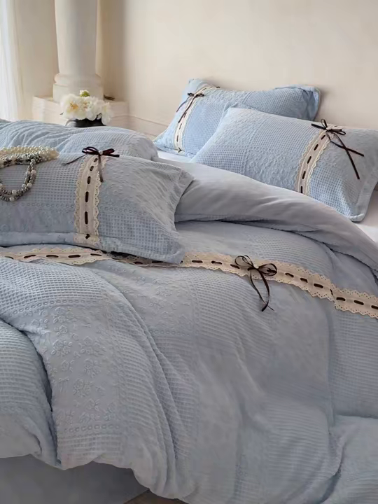 91家纺网 家纺一手货源 找家纺 叠派家纺 2025新款高端雕花公主风蝴蝶结工艺款四件套绿野仙踪系列（直播热款）提供买家秀 绿野仙踪-月光蓝