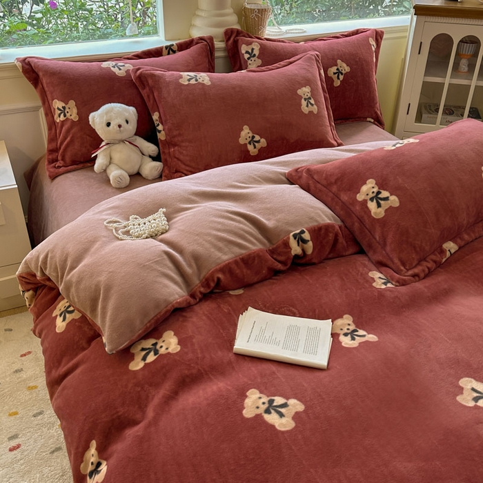 91家纺网 家纺一手货源 找家纺 绵庭家纺 2025新款高克重牛奶绒被套单件单被套被套单品 奶盖小熊-红