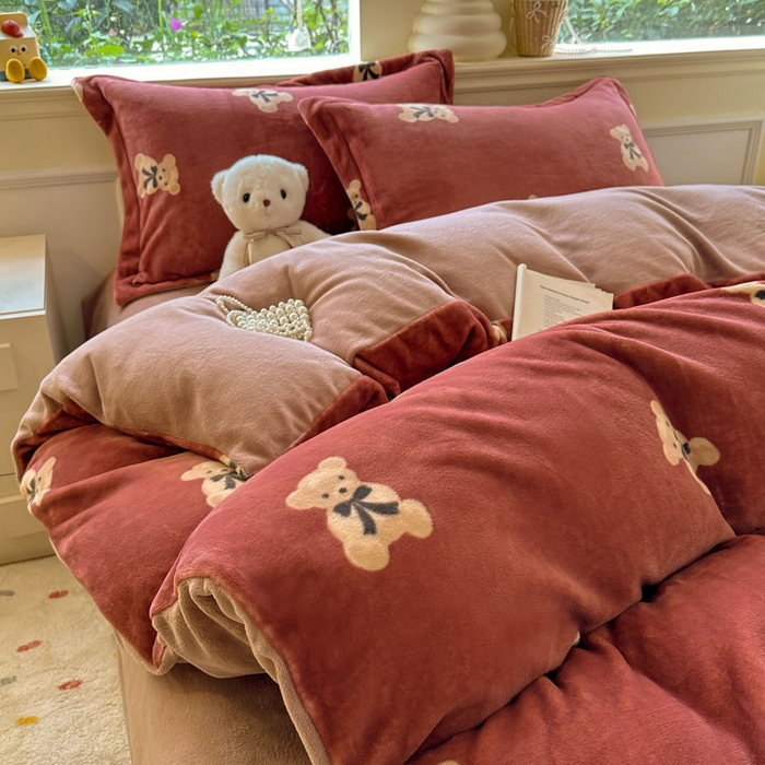 91家纺网 家纺一手货源 找家纺 绵庭家纺 2025新款高克重牛奶绒被套单件单被套被套单品 奶盖小熊-红