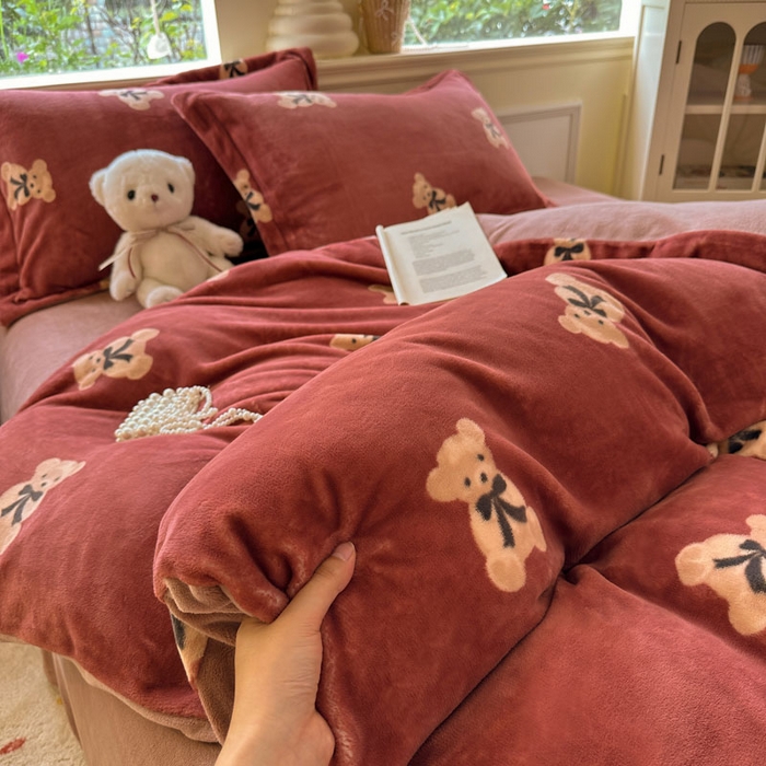 91家纺网 家纺一手货源 找家纺 绵庭家纺 2025新款高克重牛奶绒被套单件单被套被套单品 奶盖小熊-红