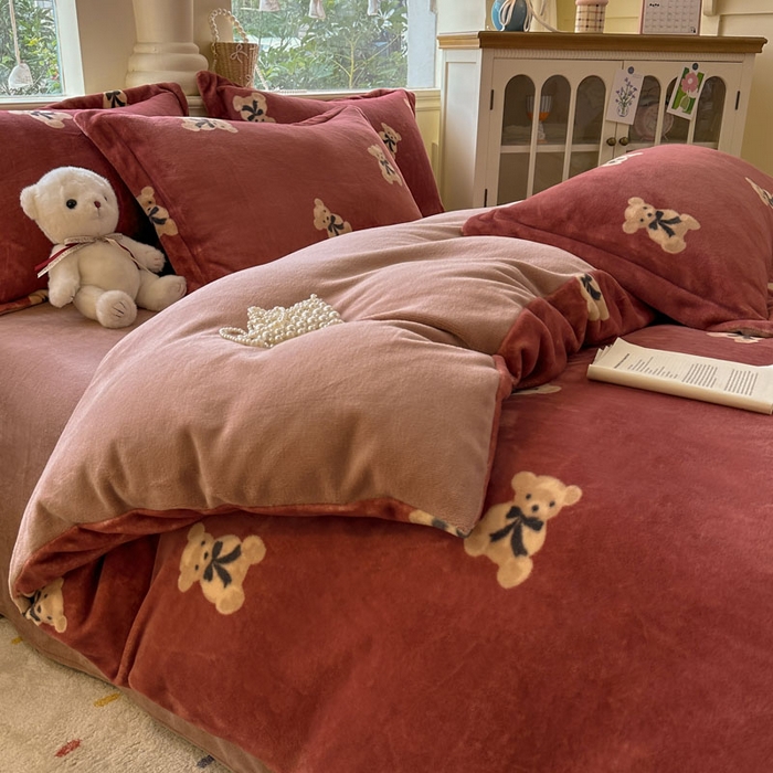 91家纺网 家纺一手货源 找家纺 绵庭家纺 2025新款高克重牛奶绒被套单件单被套被套单品 奶盖小熊-红