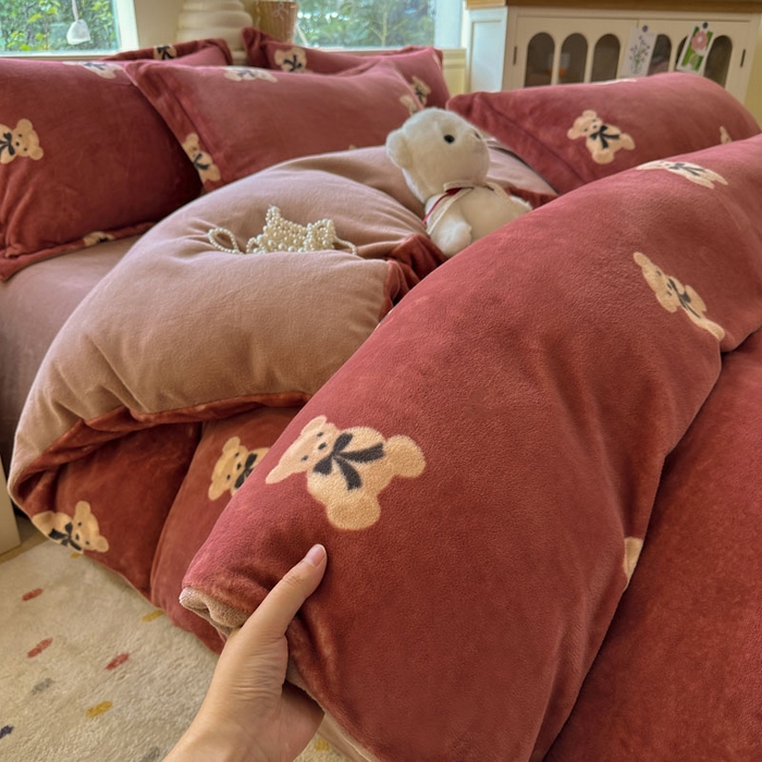 91家纺网 家纺一手货源 找家纺 绵庭家纺 2025新款高克重牛奶绒被套单件单被套被套单品 奶盖小熊-红
