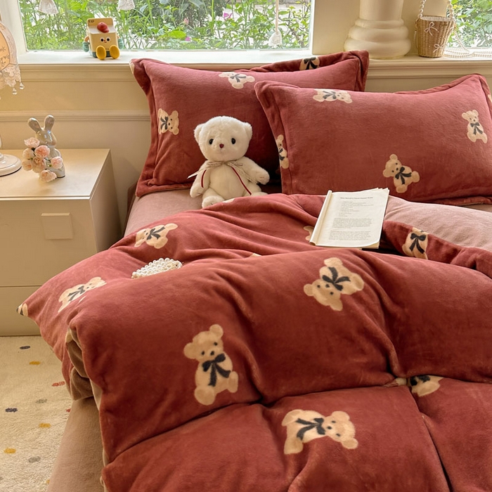 91家纺网 家纺一手货源 找家纺 绵庭家纺 2025新款高克重牛奶绒被套单件单被套被套单品 奶盖小熊-红