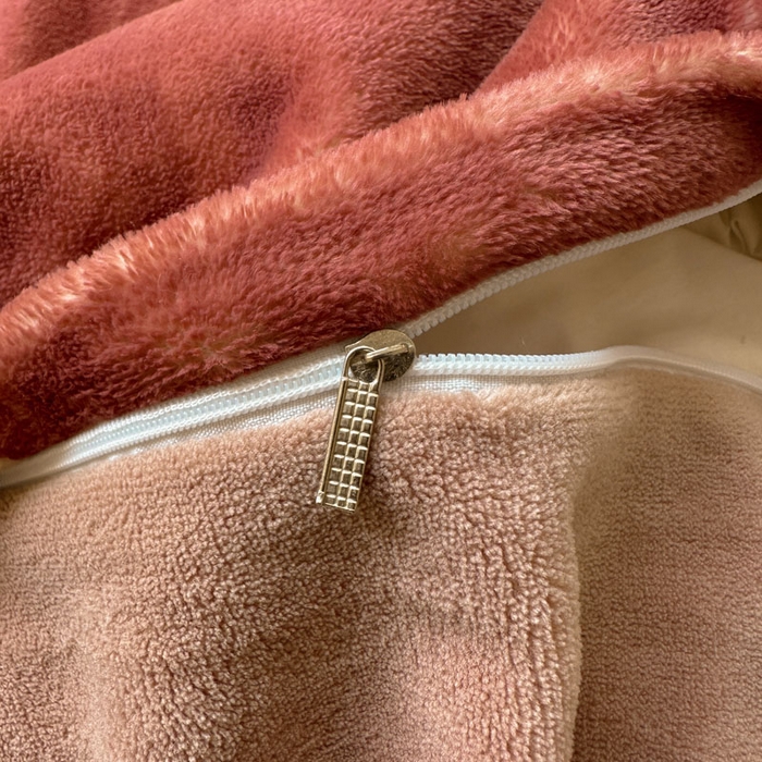 91家纺网 家纺一手货源 找家纺 绵庭家纺 2025新款高克重牛奶绒被套单件单被套被套单品 奶盖小熊-红