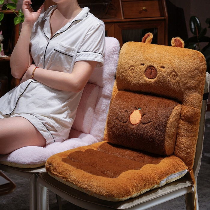 91家纺网 家纺一手货源 找家纺 仟亿莱 2025新款卡通兔毛护腰横条连体坐垫 护腰横条水豚