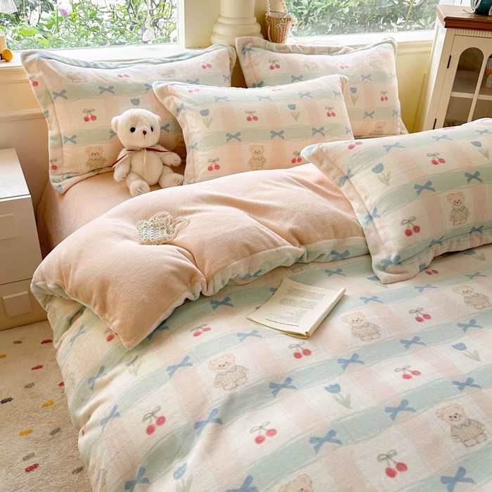 91家纺网 家纺一手货源 找家纺 绵庭家纺 2025新款高克重牛奶绒被套单件单被套被套单品 小熊饼干