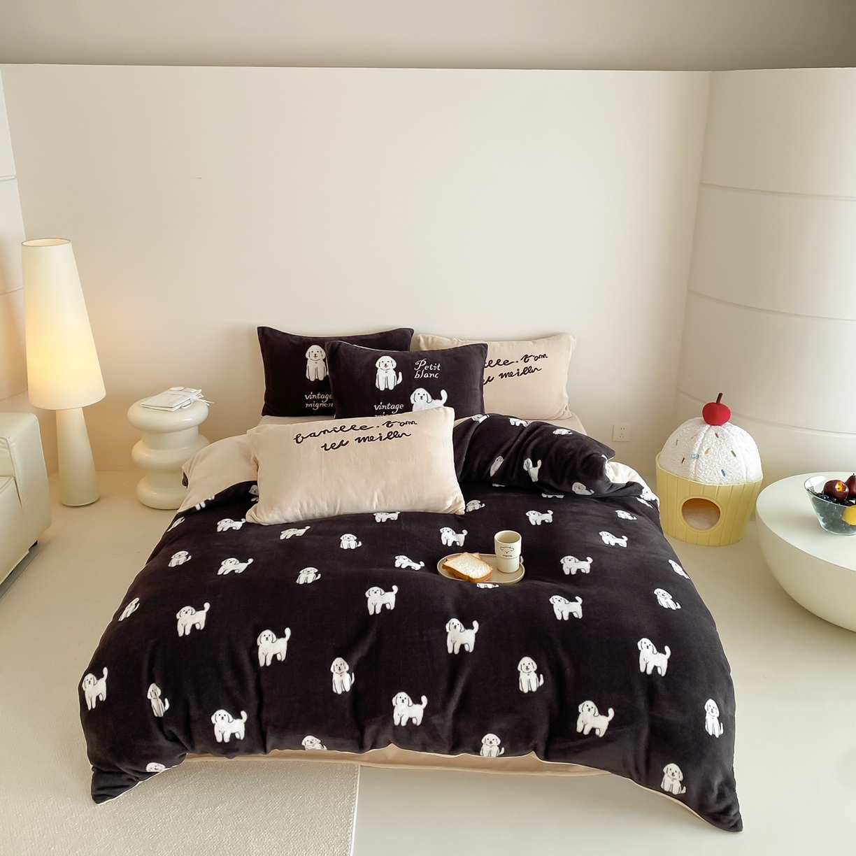 91家纺网 家纺一手货源 找家纺 （总）时亿家居 2025新款高克重獭獭绒四件套-复古小狗