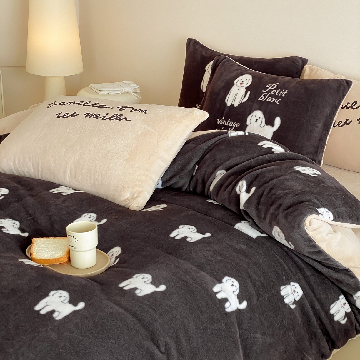 91家纺网 家纺一手货源 找家纺 （总）时亿家居 2025新款高克重獭獭绒四件套-复古小狗