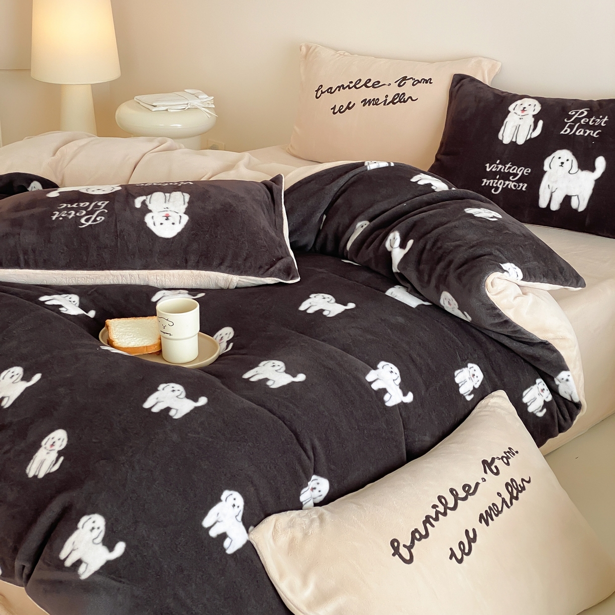 91家纺网 家纺一手货源 找家纺 （总）时亿家居 2025新款高克重獭獭绒四件套-复古小狗