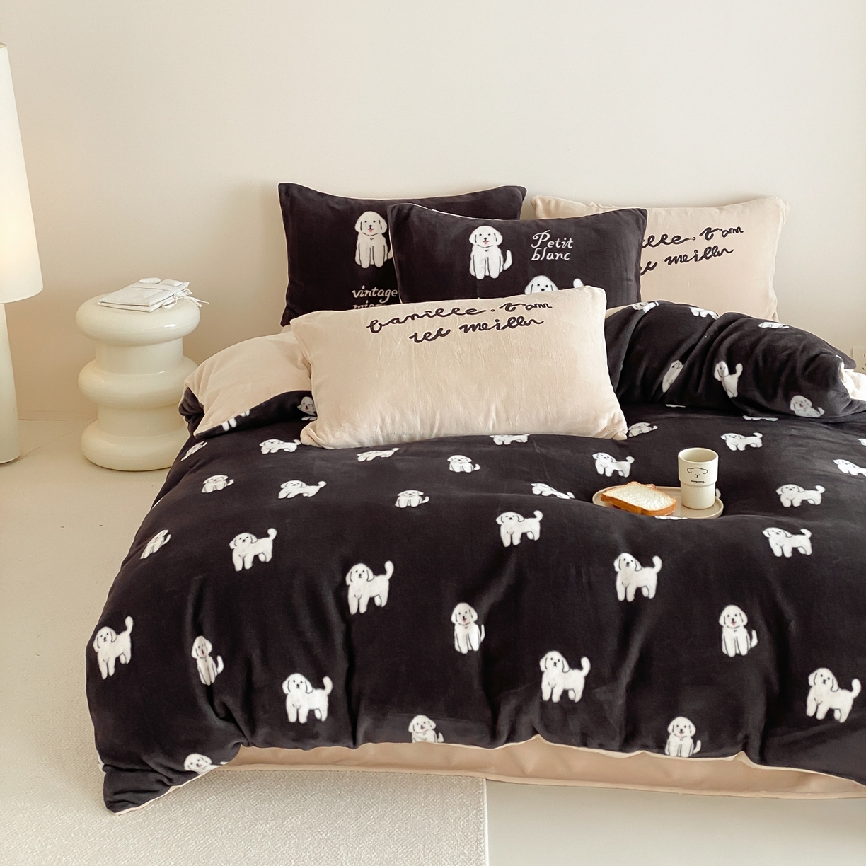 91家纺网 家纺一手货源 找家纺 （总）时亿家居 2025新款高克重獭獭绒四件套-复古小狗