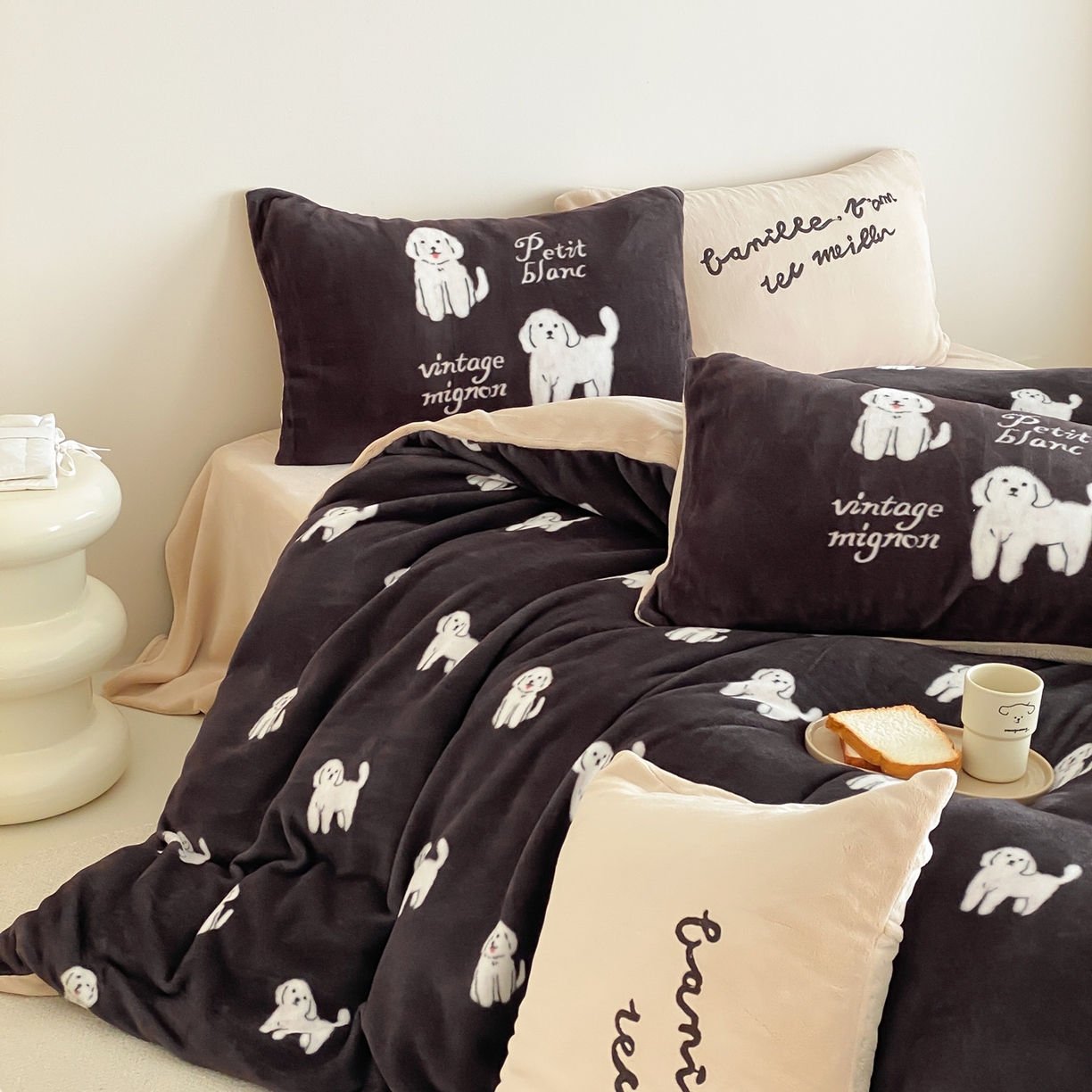 91家纺网 家纺一手货源 找家纺 （总）时亿家居 2025新款高克重獭獭绒四件套-复古小狗