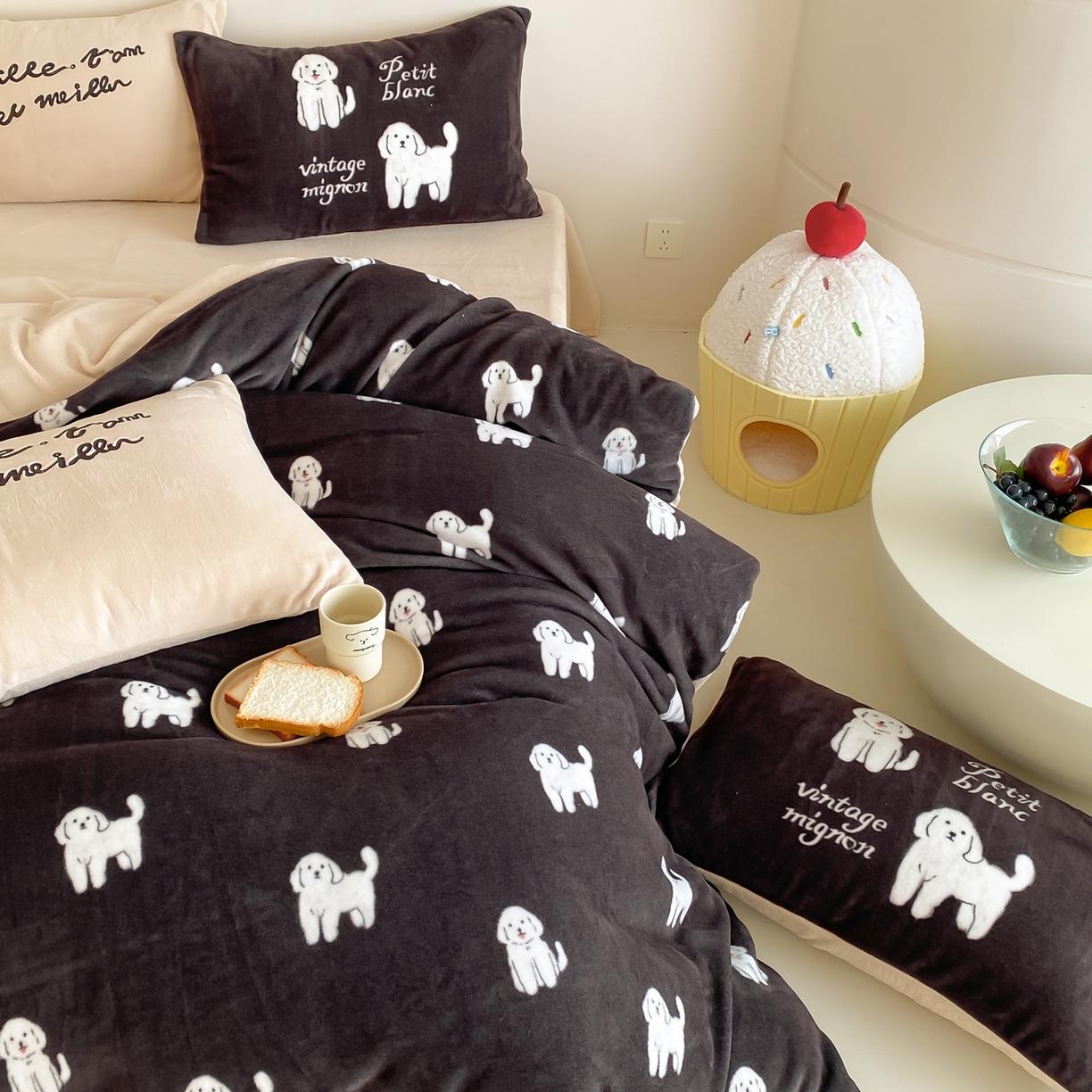 91家纺网 家纺一手货源 找家纺 （总）时亿家居 2025新款高克重獭獭绒四件套-复古小狗