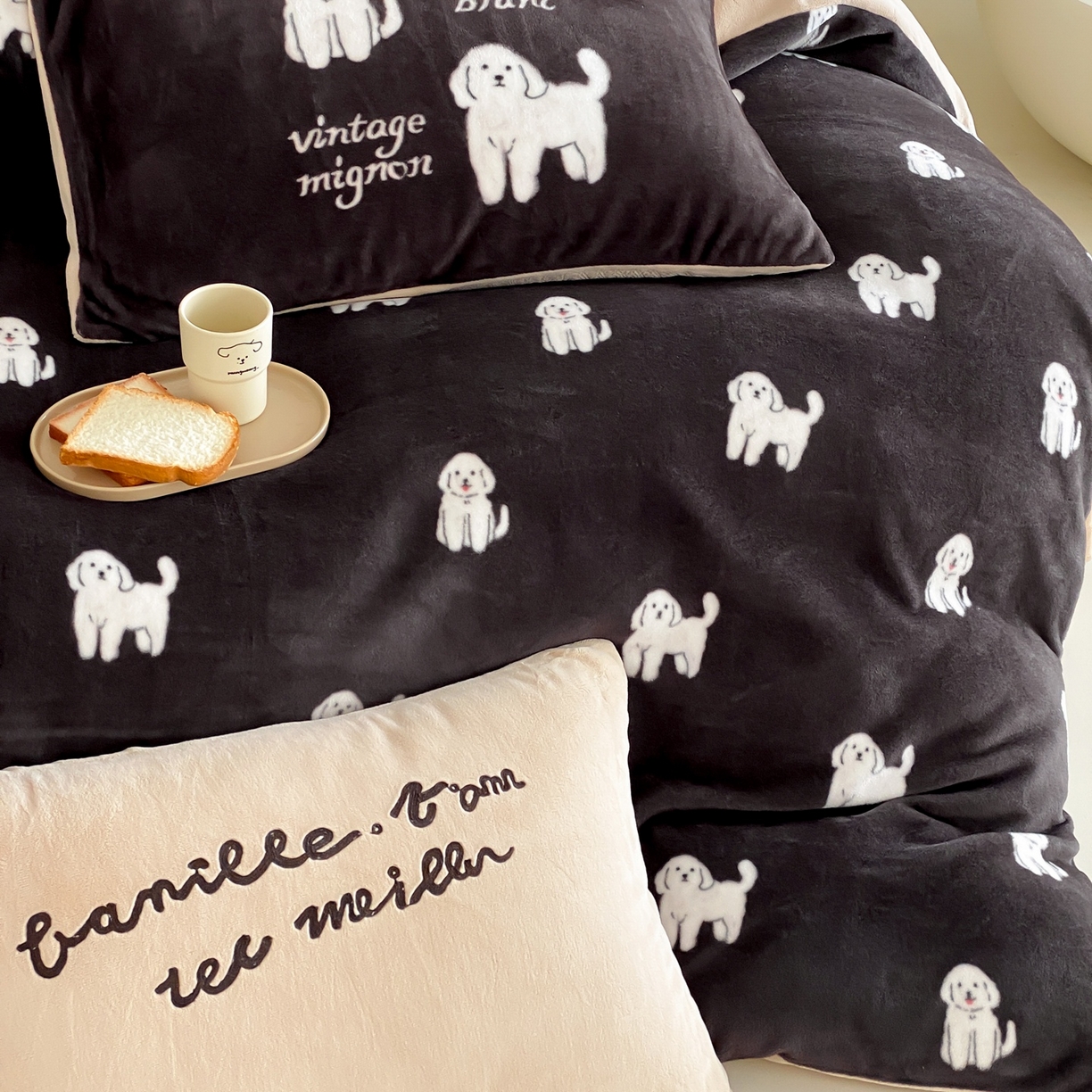 91家纺网 家纺一手货源 找家纺 （总）时亿家居 2025新款高克重獭獭绒四件套-复古小狗