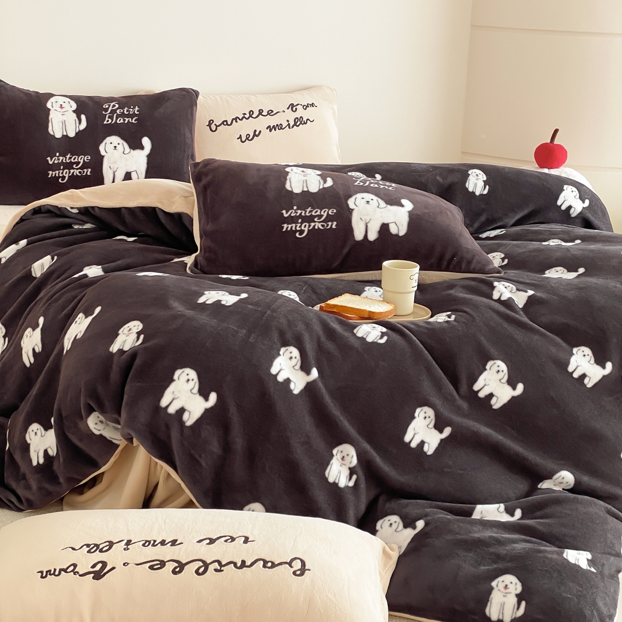 91家纺网 家纺一手货源 找家纺 （总）时亿家居 2025新款高克重獭獭绒四件套-复古小狗