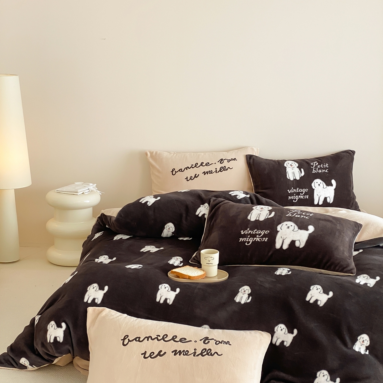 91家纺网 家纺一手货源 找家纺 （总）时亿家居 2025新款高克重獭獭绒四件套-复古小狗