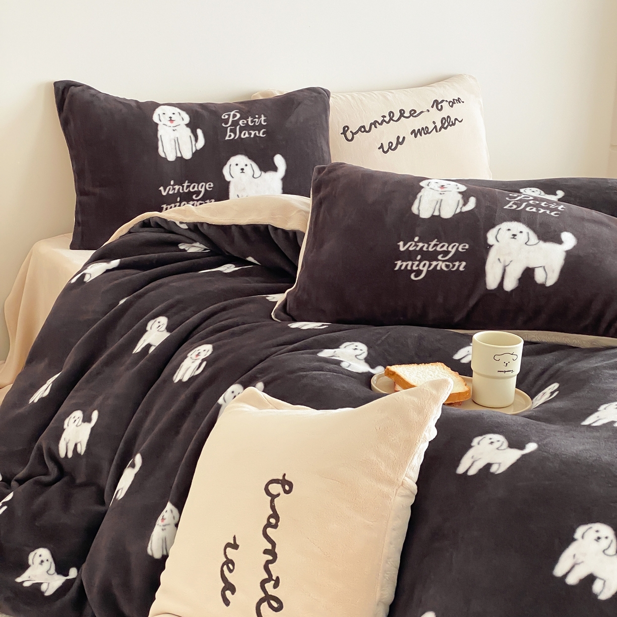 91家纺网 家纺一手货源 找家纺 （总）时亿家居 2025新款高克重獭獭绒四件套-复古小狗