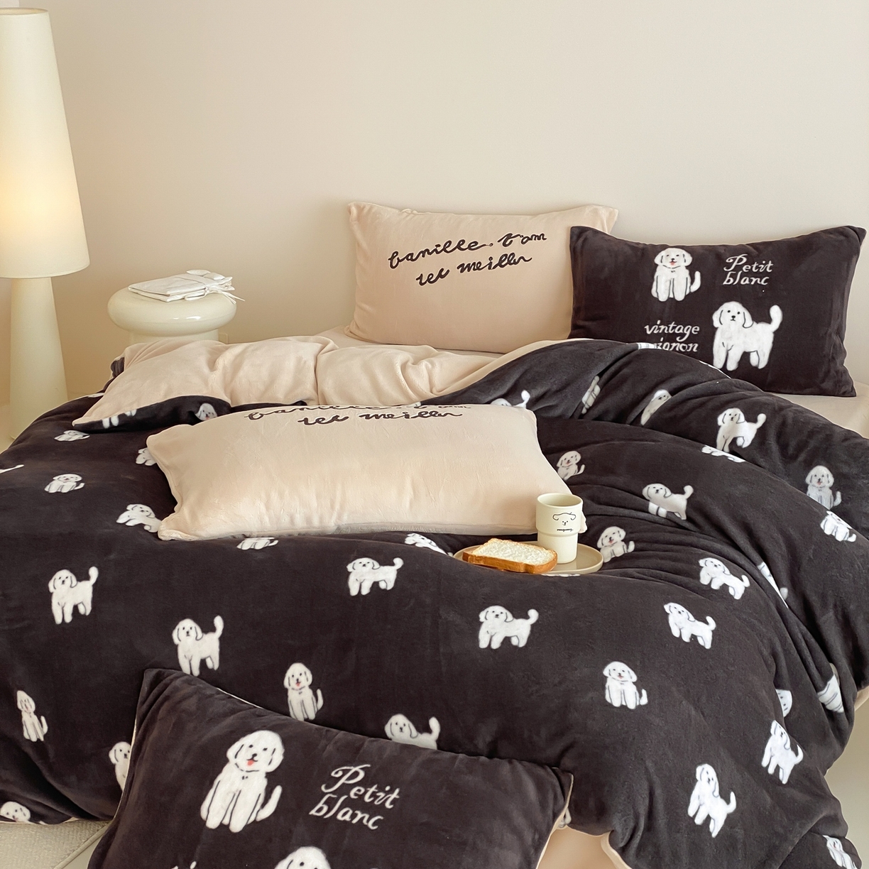 91家纺网 家纺一手货源 找家纺 （总）时亿家居 2025新款高克重獭獭绒四件套-复古小狗