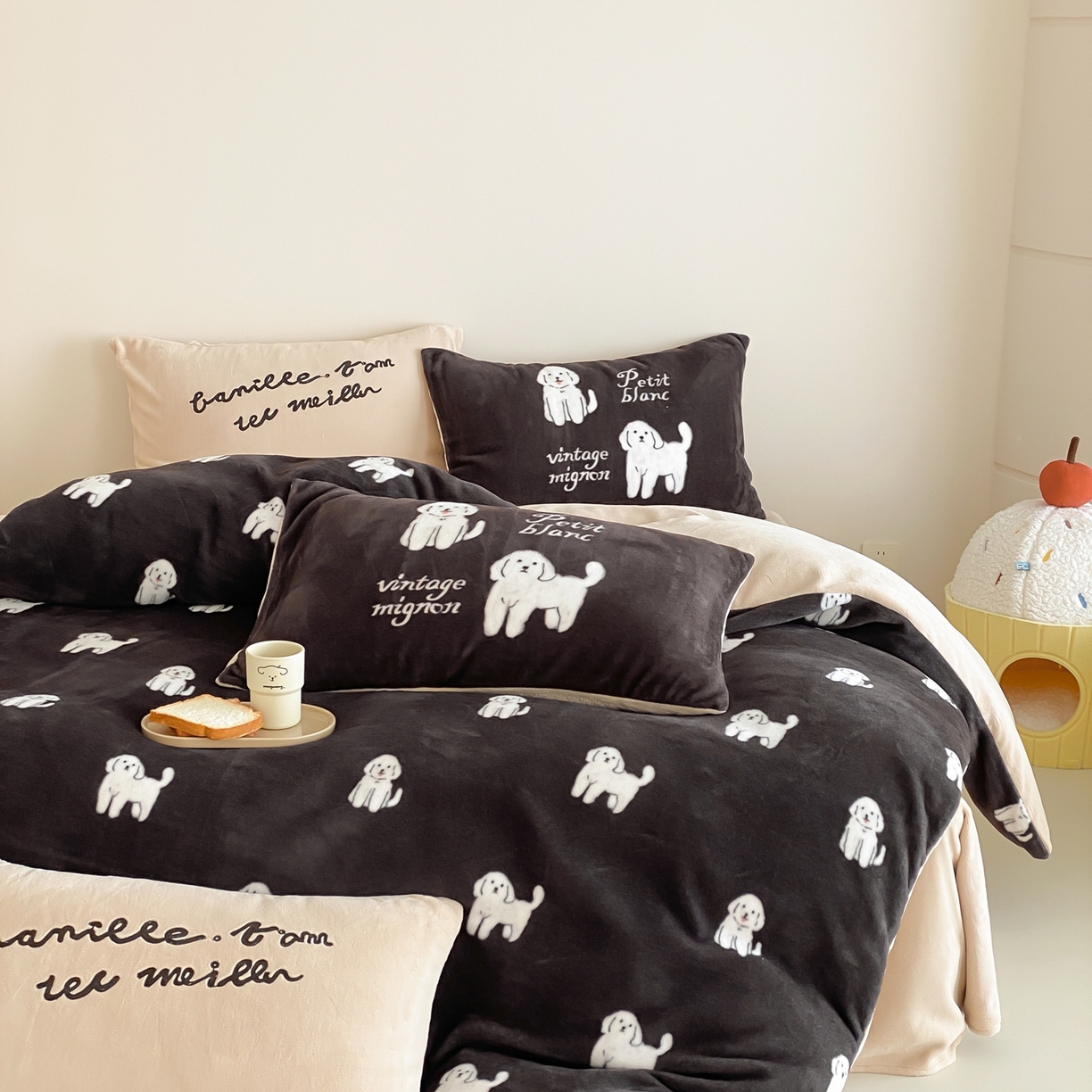 91家纺网 家纺一手货源 找家纺 （总）时亿家居 2025新款高克重獭獭绒四件套-复古小狗