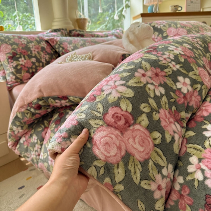 91家纺网 家纺一手货源 找家纺 绵庭家纺 2025新款高克重牛奶绒被套单件单被套被套单品 幽幽花香