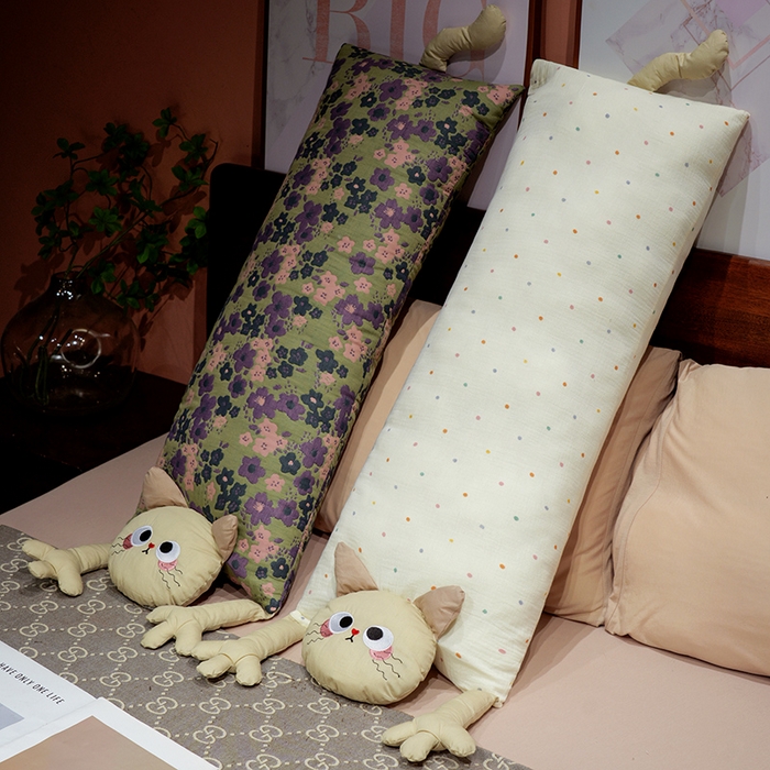 91家纺网 家纺一手货源 找家纺 仟亿莱 2025新款亲肤舒适举手猫咪长条抱枕单品抱枕单件抱枕 长条彩色波点喵