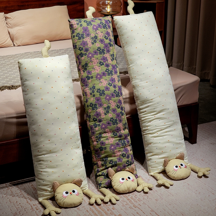 91家纺网 家纺一手货源 找家纺 仟亿莱 2025新款亲肤舒适举手猫咪长条抱枕单品抱枕单件抱枕 长条洋气碎花喵