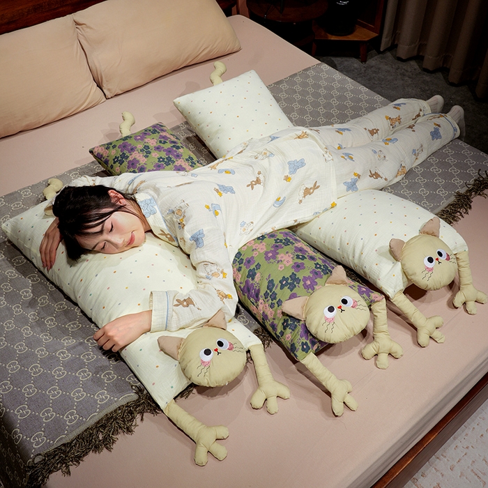 91家纺网 家纺一手货源 找家纺 仟亿莱 2025新款亲肤舒适举手猫咪长条抱枕单品抱枕单件抱枕 长条洋气碎花喵