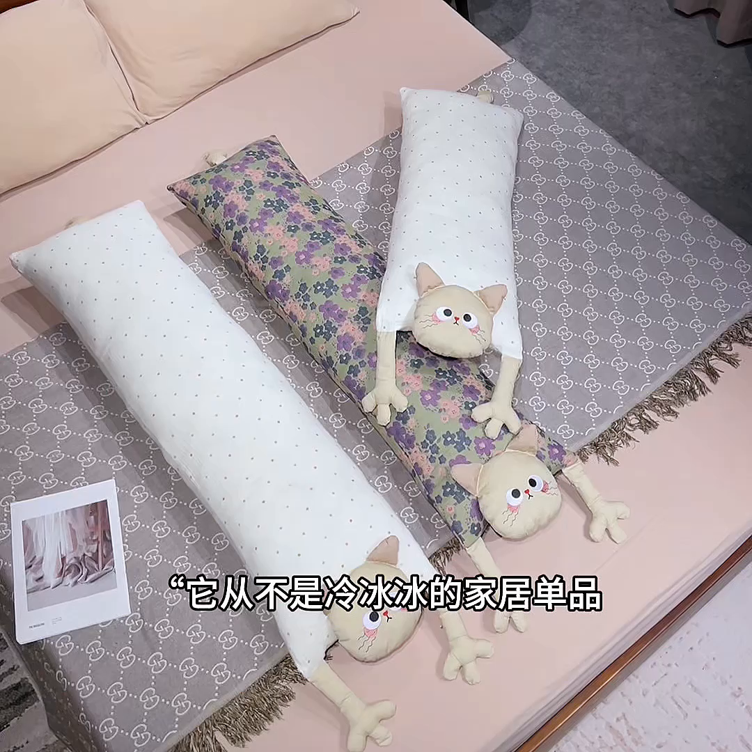 91家纺网 家纺一手货源 找家纺 仟亿莱 2025新款亲肤舒适举手猫咪长条抱枕单品抱枕单件抱枕 长条洋气碎花喵