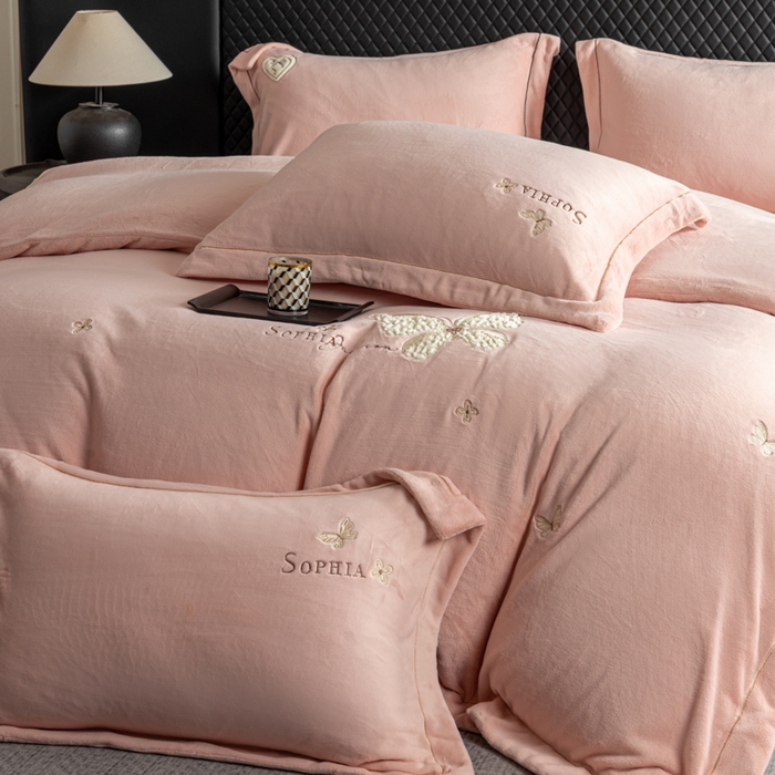 91家纺网 家纺一手货源 找家纺 （总）魅都 2025新款冬季全消光超柔高克重牛奶绒四件套-蝴蝶印记