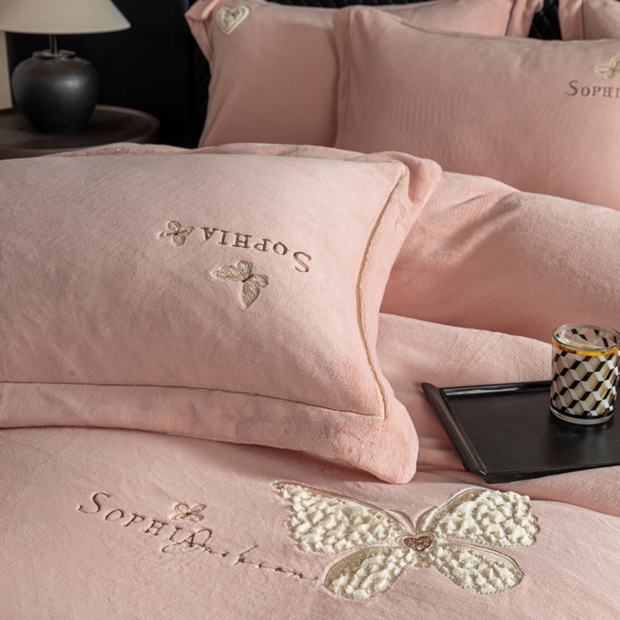 91家纺网 家纺一手货源 找家纺 （总）魅都 2025新款冬季全消光超柔高克重牛奶绒四件套-蝴蝶印记