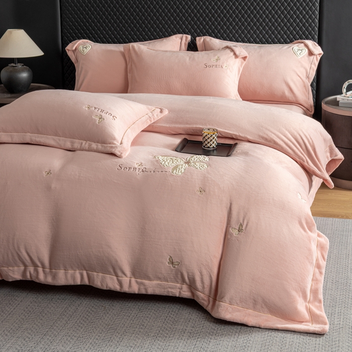 91家纺网 家纺一手货源 找家纺 （总）魅都 2025新款冬季全消光超柔高克重牛奶绒四件套-蝴蝶印记