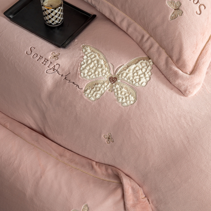 91家纺网 家纺一手货源 找家纺 （总）魅都 2025新款冬季全消光超柔高克重牛奶绒四件套-蝴蝶印记