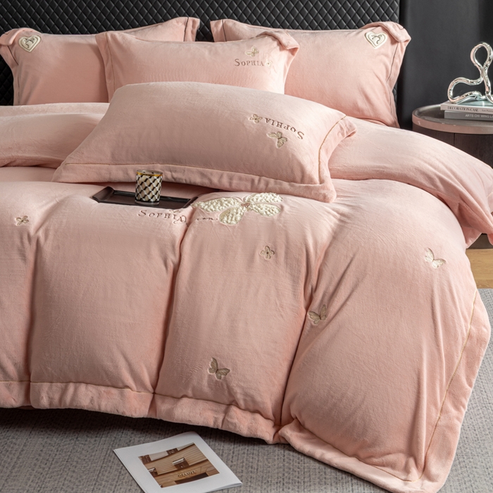 91家纺网 家纺一手货源 找家纺 （总）魅都 2025新款冬季全消光超柔高克重牛奶绒四件套-蝴蝶印记