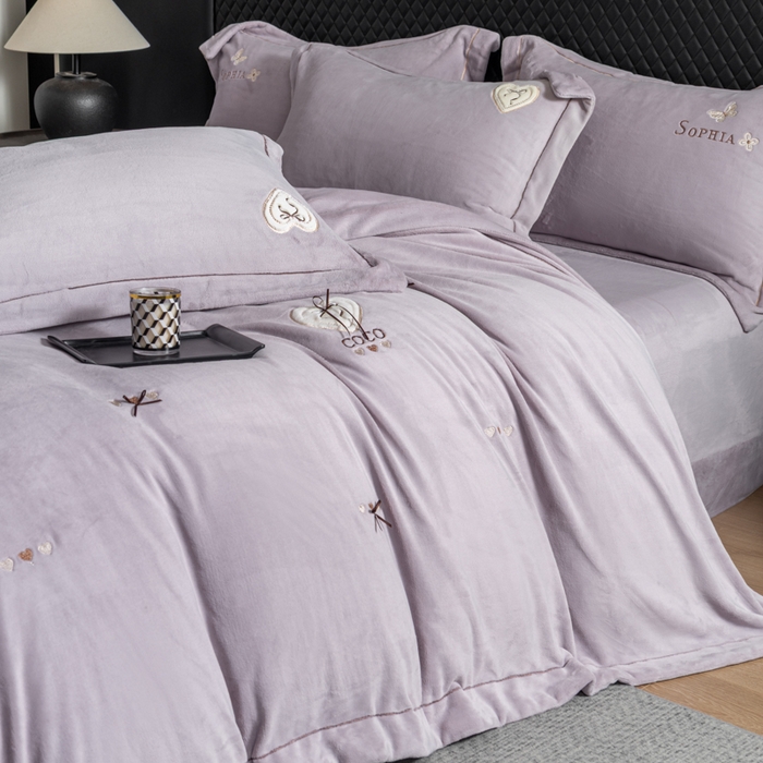 91家纺网 家纺一手货源 找家纺 魅都 2025新款冬季全消光超柔高克重牛奶绒四件套-COCO COCO-幸运紫