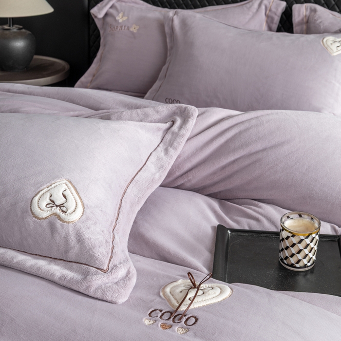 91家纺网 家纺一手货源 找家纺 魅都 2025新款冬季全消光超柔高克重牛奶绒四件套-COCO COCO-幸运紫