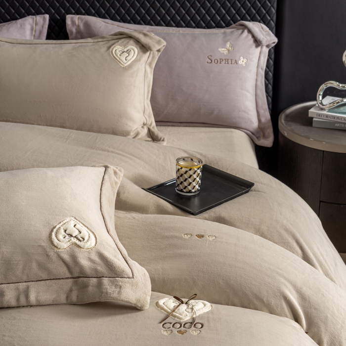 91家纺网 家纺一手货源 找家纺 魅都 2025新款冬季全消光超柔高克重牛奶绒四件套-COCO COCO-浅米咖