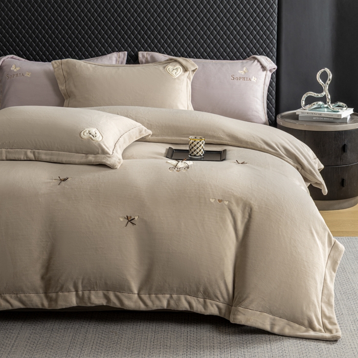 91家纺网 家纺一手货源 找家纺 魅都 2025新款冬季全消光超柔高克重牛奶绒四件套-COCO COCO-浅米咖