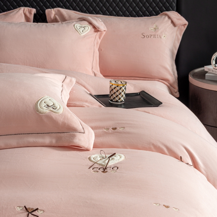 91家纺网 家纺一手货源 找家纺 魅都 2025新款冬季全消光超柔高克重牛奶绒四件套-COCO COCO-幸运粉