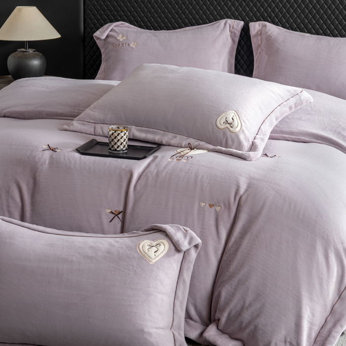 91家纺网 家纺一手货源 找家纺 魅都 2025新款冬季全消光超柔高克重牛奶绒四件套-COCO COCO-幸运紫