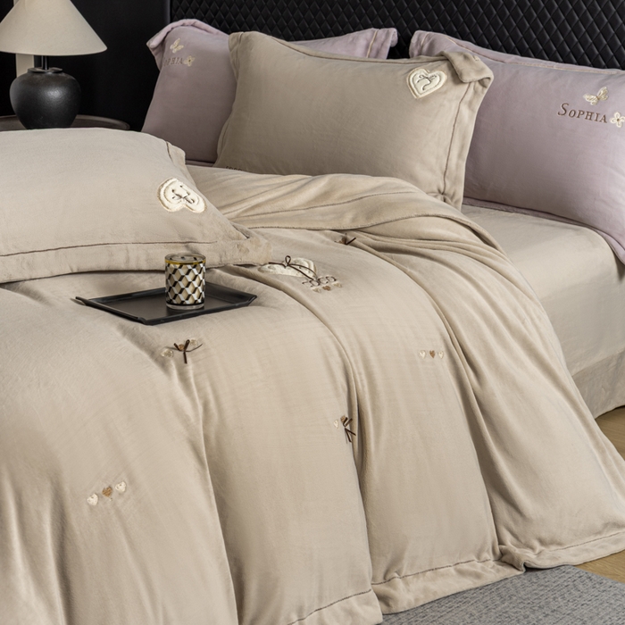 91家纺网 家纺一手货源 找家纺 魅都 2025新款冬季全消光超柔高克重牛奶绒四件套-COCO COCO-浅米咖