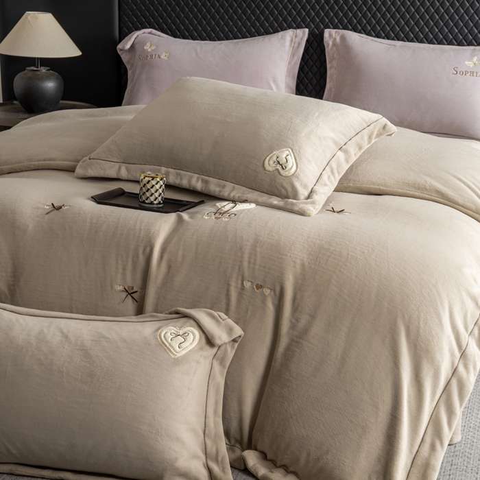 91家纺网 家纺一手货源 找家纺 魅都 2025新款冬季全消光超柔高克重牛奶绒四件套-COCO COCO-浅米咖