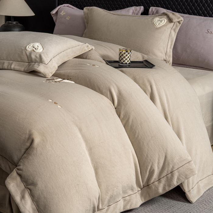 91家纺网 家纺一手货源 找家纺 魅都 2025新款冬季全消光超柔高克重牛奶绒四件套-COCO COCO-浅米咖