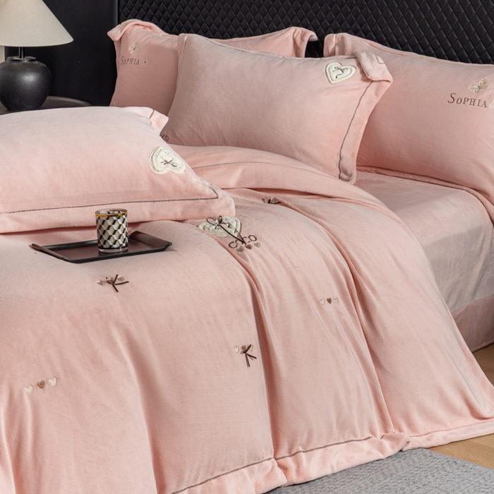 91家纺网 家纺一手货源 找家纺 魅都 2025新款冬季全消光超柔高克重牛奶绒四件套-COCO COCO-幸运粉