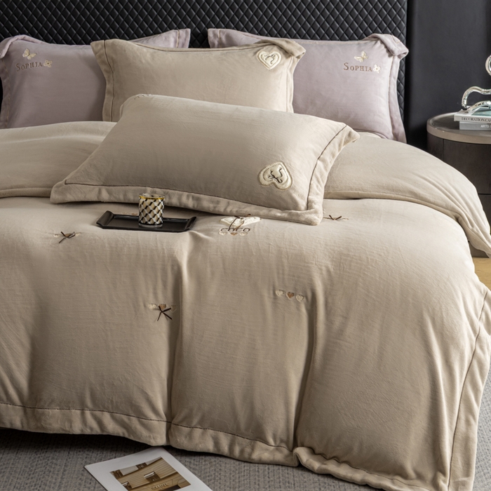 91家纺网 家纺一手货源 找家纺 魅都 2025新款冬季全消光超柔高克重牛奶绒四件套-COCO COCO-浅米咖