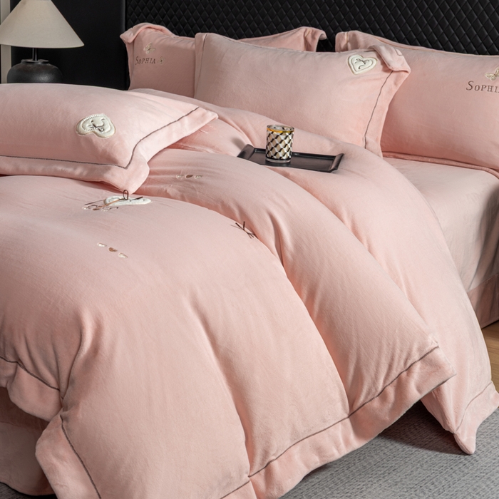 91家纺网 家纺一手货源 找家纺 魅都 2025新款冬季全消光超柔高克重牛奶绒四件套-COCO COCO-幸运粉