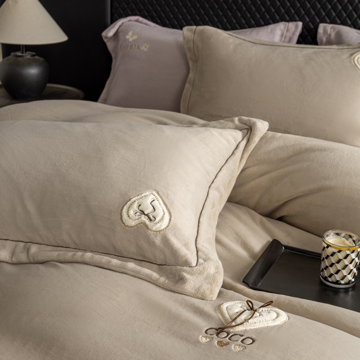 91家纺网 家纺一手货源 找家纺 魅都 2025新款冬季全消光超柔高克重牛奶绒四件套-COCO COCO-浅米咖