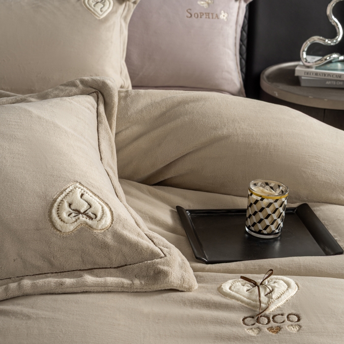 91家纺网 家纺一手货源 找家纺 魅都 2025新款冬季全消光超柔高克重牛奶绒四件套-COCO COCO-浅米咖