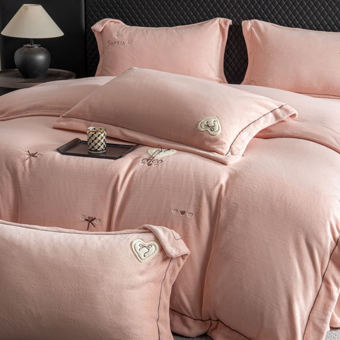 91家纺网 家纺一手货源 找家纺 魅都 2025新款冬季全消光超柔高克重牛奶绒四件套-COCO COCO-幸运粉