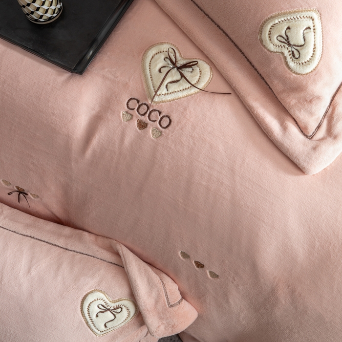 91家纺网 家纺一手货源 找家纺 魅都 2025新款冬季全消光超柔高克重牛奶绒四件套-COCO COCO-幸运粉