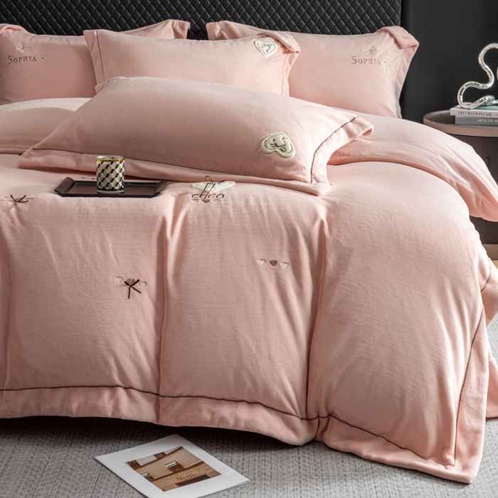 91家纺网 家纺一手货源 找家纺 魅都 2025新款冬季全消光超柔高克重牛奶绒四件套-COCO COCO-幸运粉